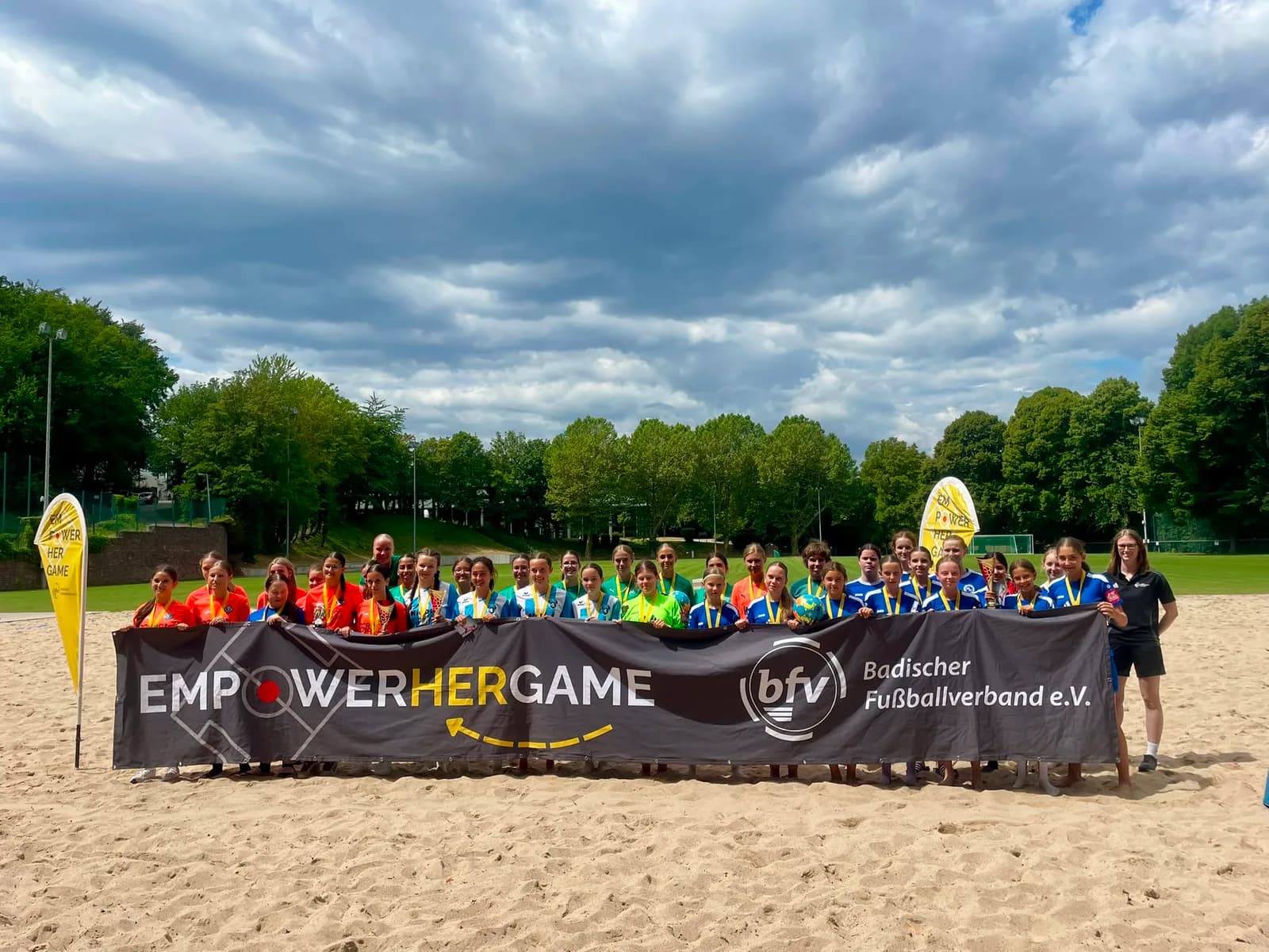 Spielszene im Sand mit Publikum