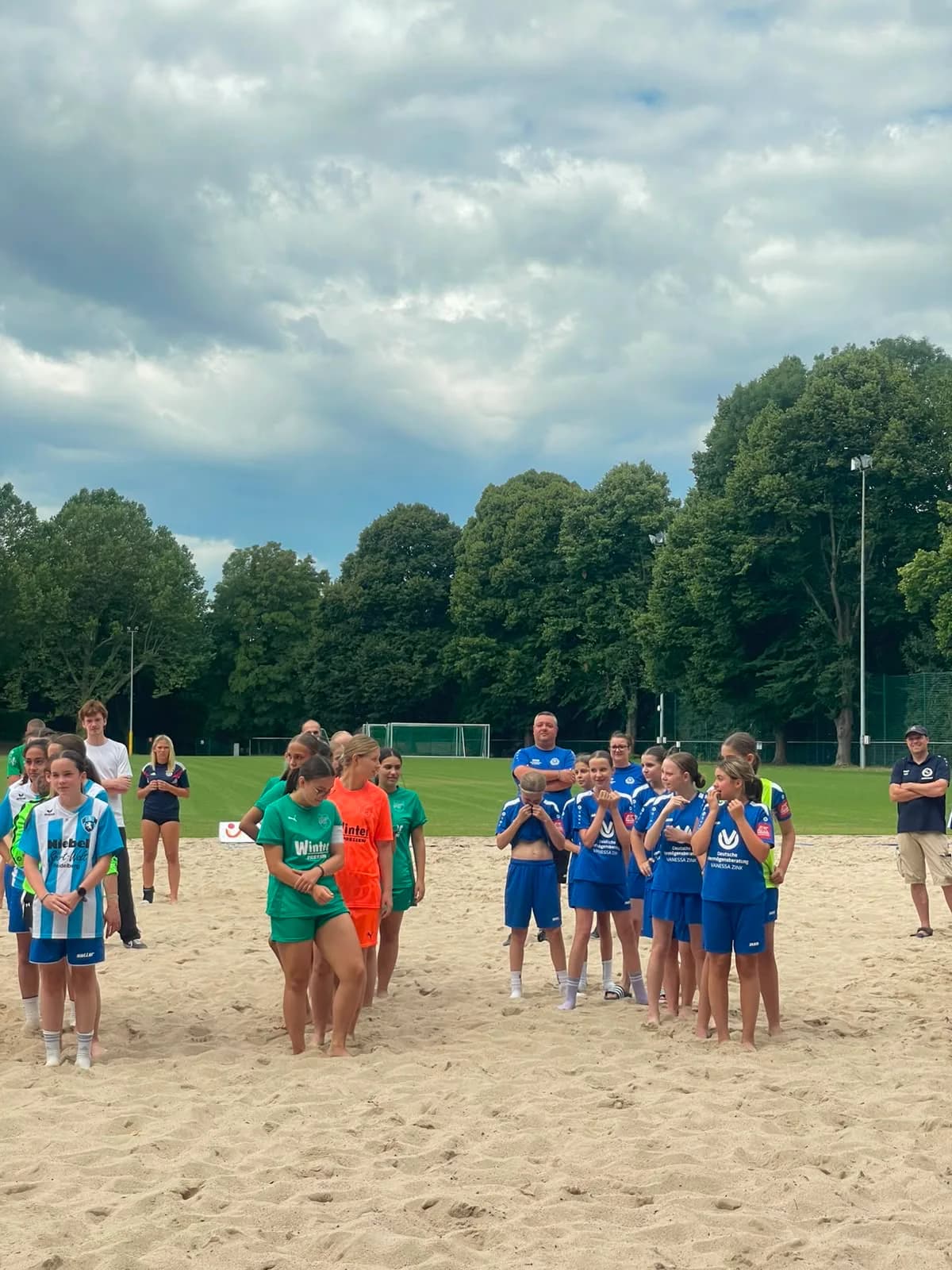 C-Juniorinnen des FSV Buckenberg bei der Preisverleihung mit Pokal