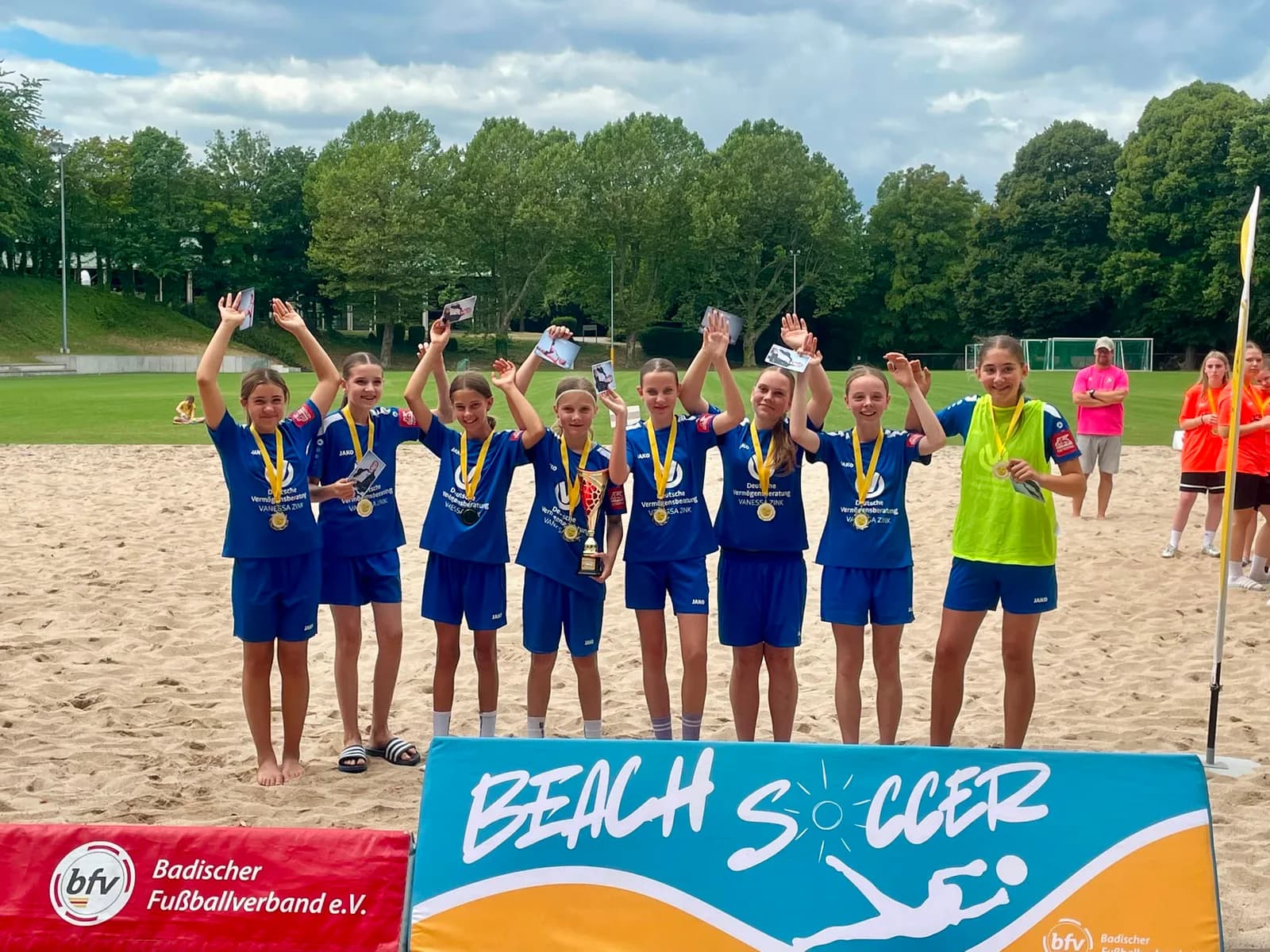 Team von hinten vor dem Beachsoccer-Feld