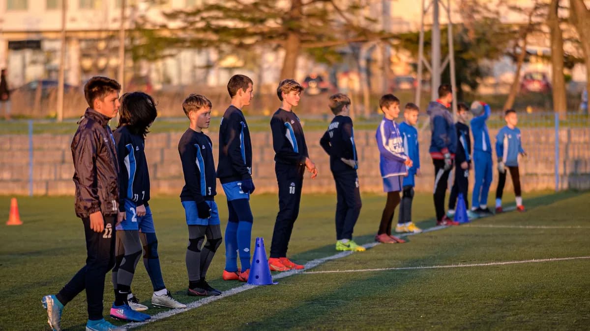 Athletiktraining im Jugendfußball — altersgerecht statt Profi-Kopie