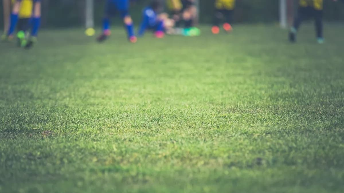 Positionsprofile und Spielsysteme im Jugendfußball — von 4er-Kette bis 3-5-2